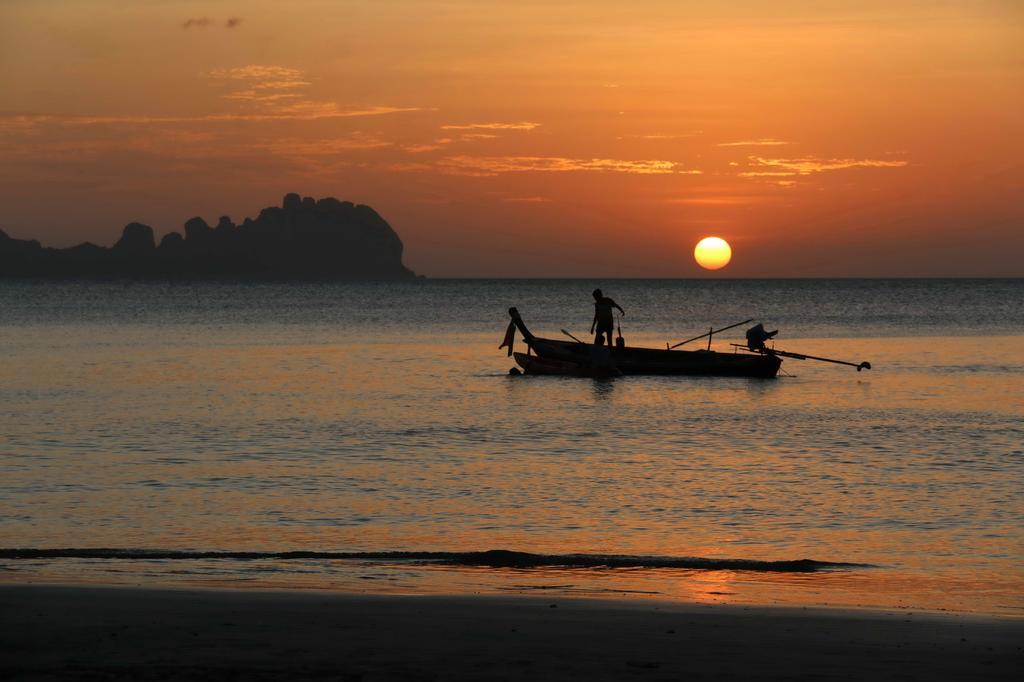 Sukorn Andaman Beach Resort Ko Sukon Exterior photo